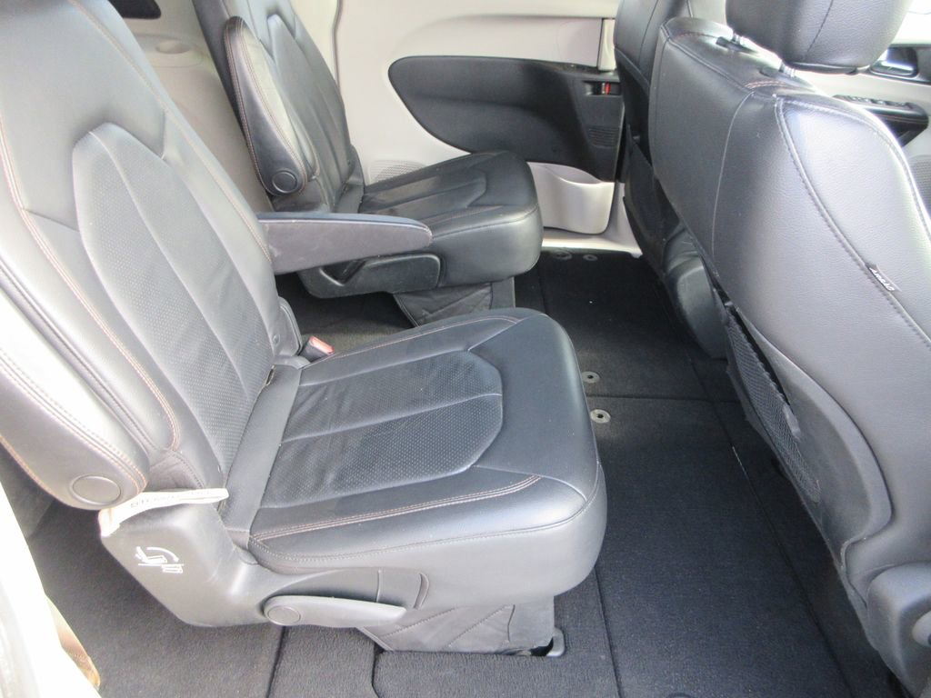 Used 2020 Chrysler Pacifica Touring-L image 17