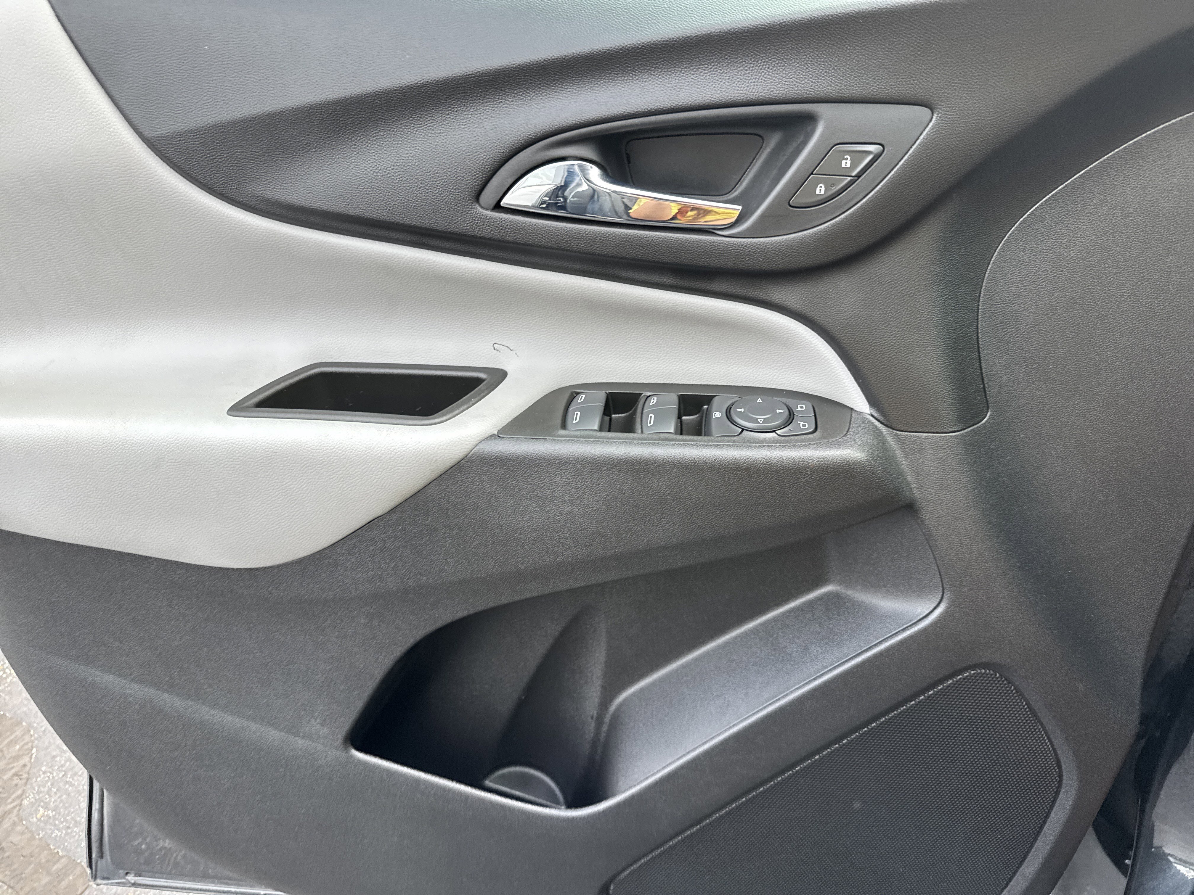 Used 2022 Chevrolet Equinox LS FWD image 14