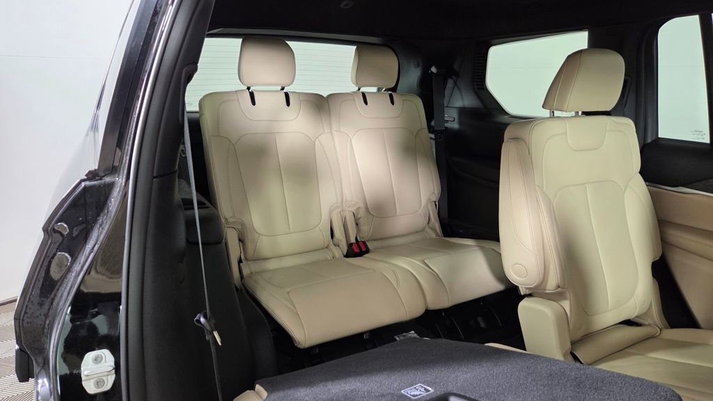 Used 2023 Jeep Grand Cherokee L Limited image 39