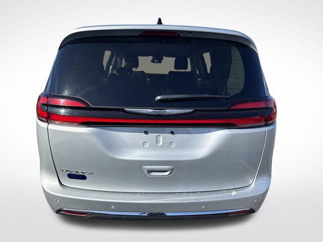 Used 2024 Chrysler Pacifica Touring-L FWD image 4