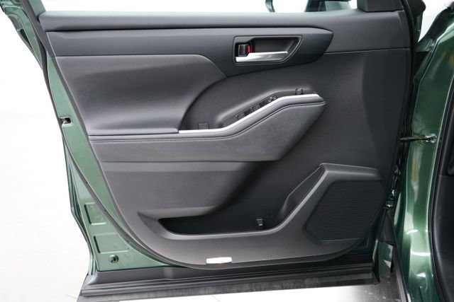 Used 2023 Toyota Highlander XLE image 9