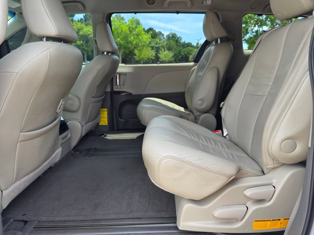 Used 2011 Toyota Sienna XLE FWD image 28