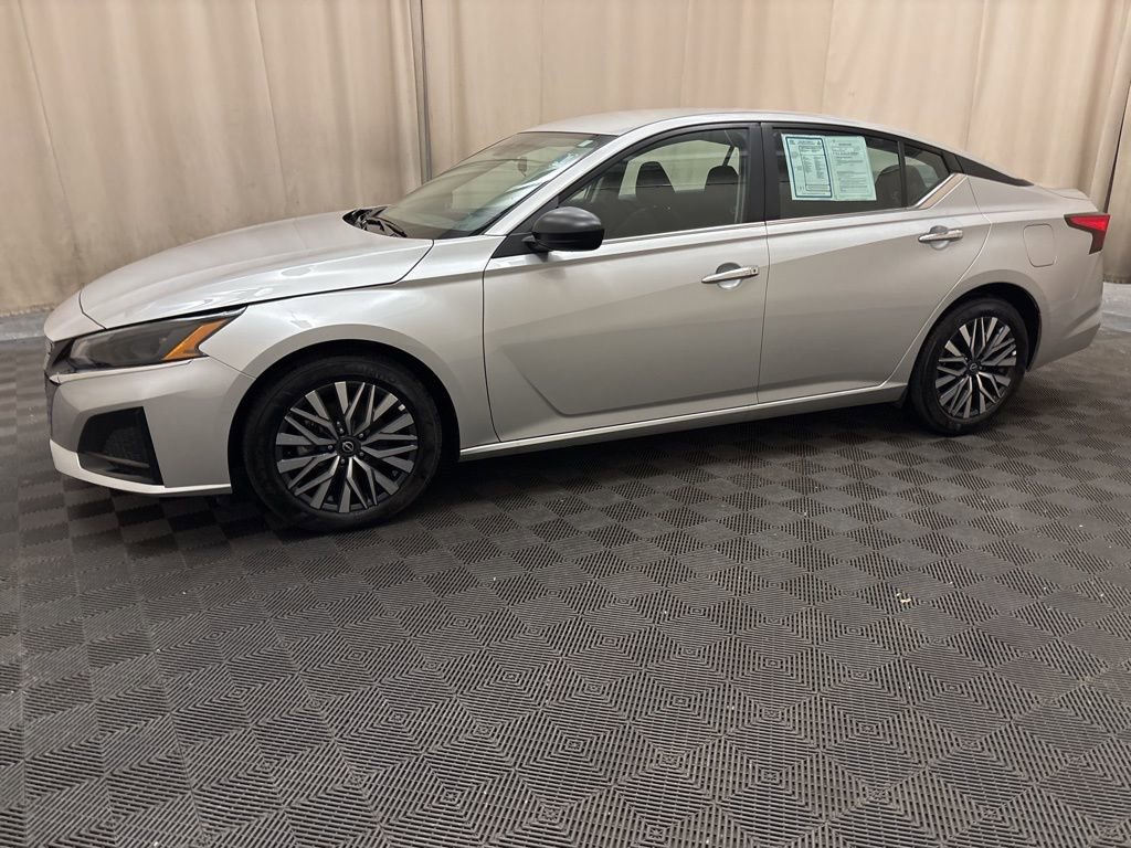 Used 2025 Nissan Altima 2.5 SV image 8