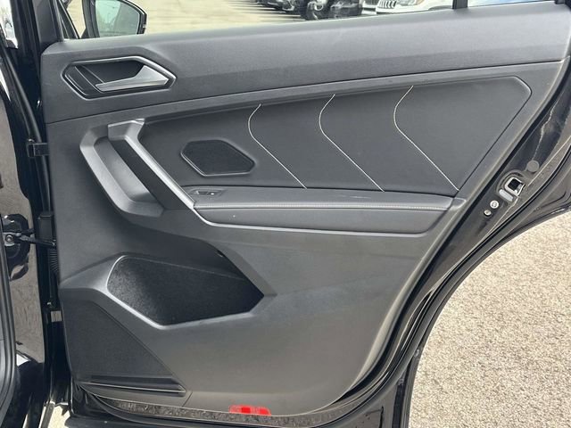 Used 2023 Volkswagen Tiguan SE w/ Panoramic Sunroof Package FWD image 24