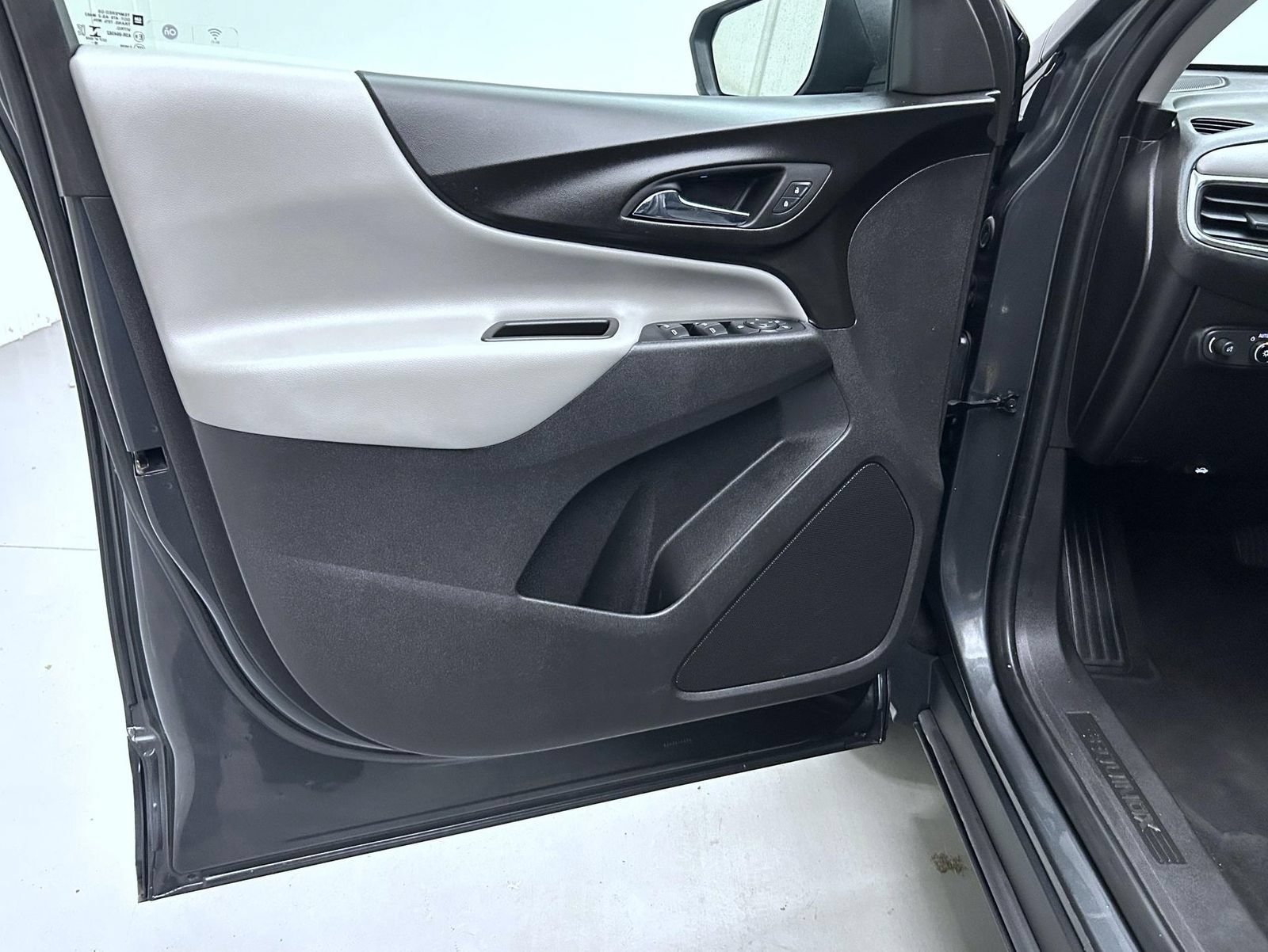 Used 2019 Chevrolet Equinox LS w/ LS Convenience Package AWD/4WD image 9