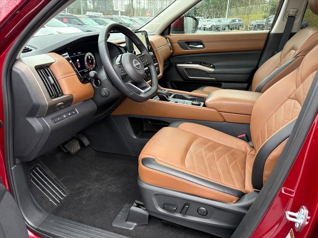 Used 2025 Nissan Pathfinder Platinum image 18