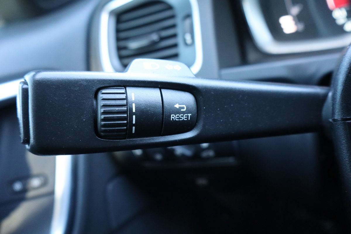 Used 2015 Volvo V60 T5 Platinum image 32