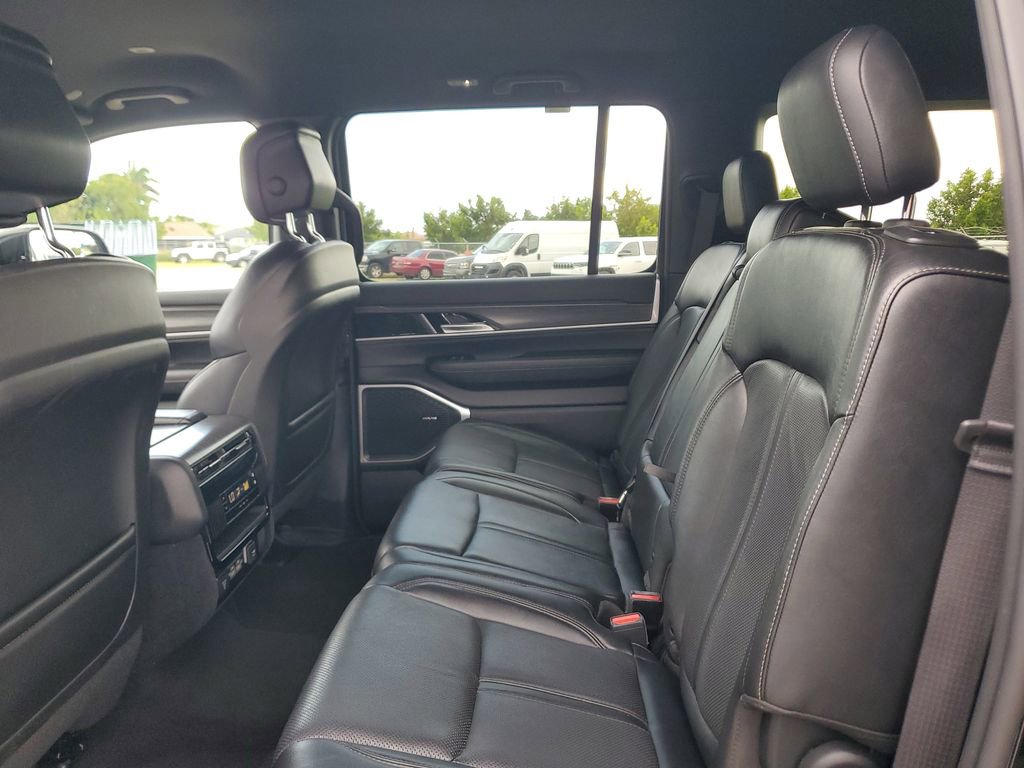 Used 2023 Jeep Wagoneer L Series II AWD/4WD image 18