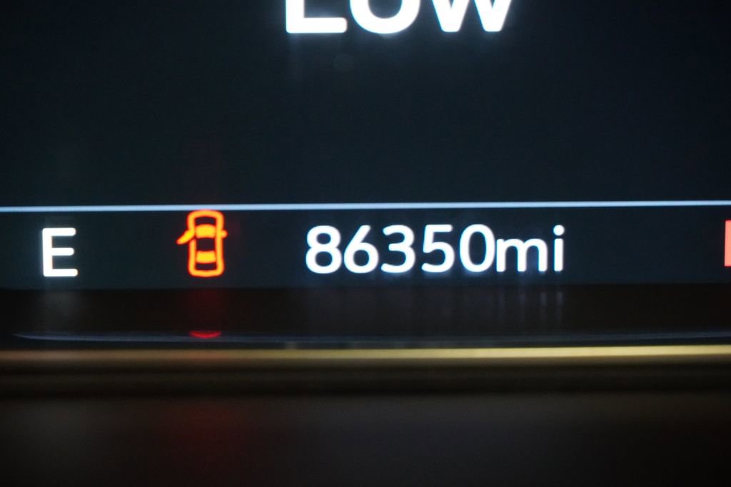 Used 2021 GMC Yukon XL Denali w/ Denali Premium Package image 9