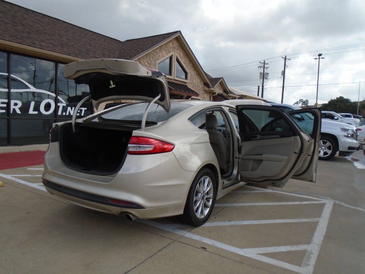 Used 2017 Ford Fusion SE FWD image 22