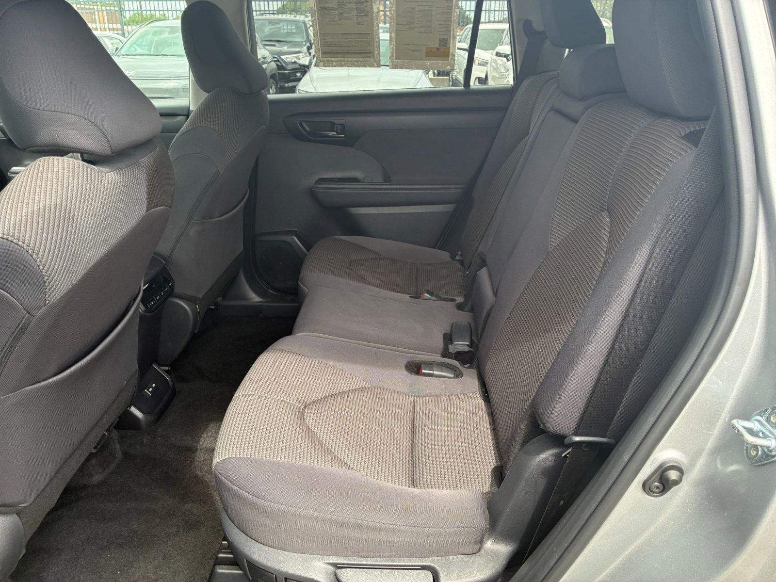 Used 2025 Toyota Highlander LE image 22