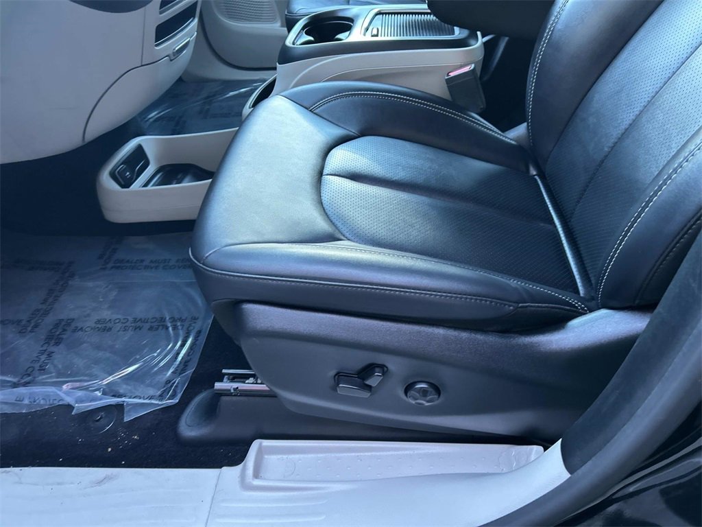 Used 2024 Chrysler Pacifica Touring-L image 20