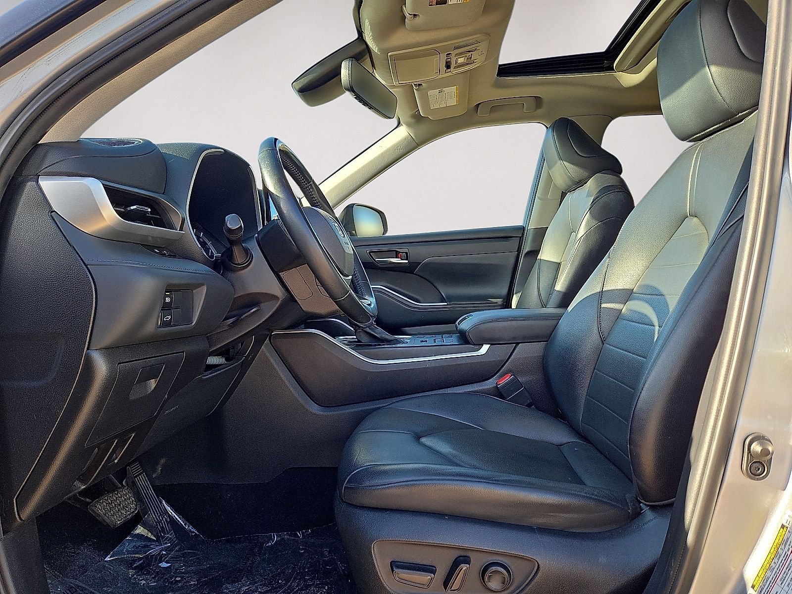Used 2022 Toyota Highlander XLE AWD/4WD image 23