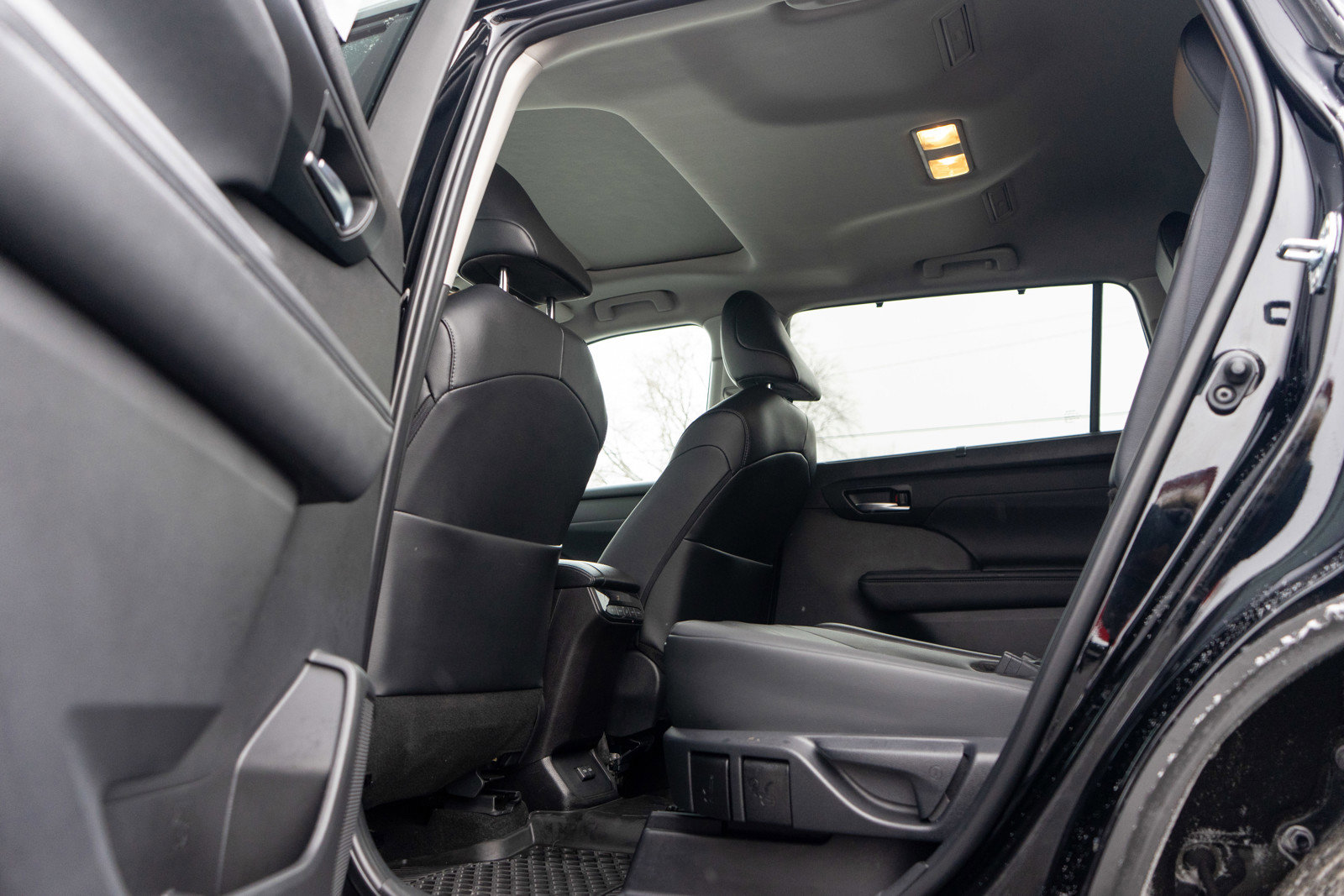 Used 2025 Toyota Highlander XLE image 28