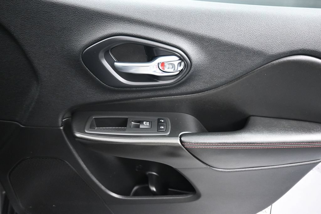 Used 2019 Jeep Cherokee Trailhawk AWD/4WD image 40