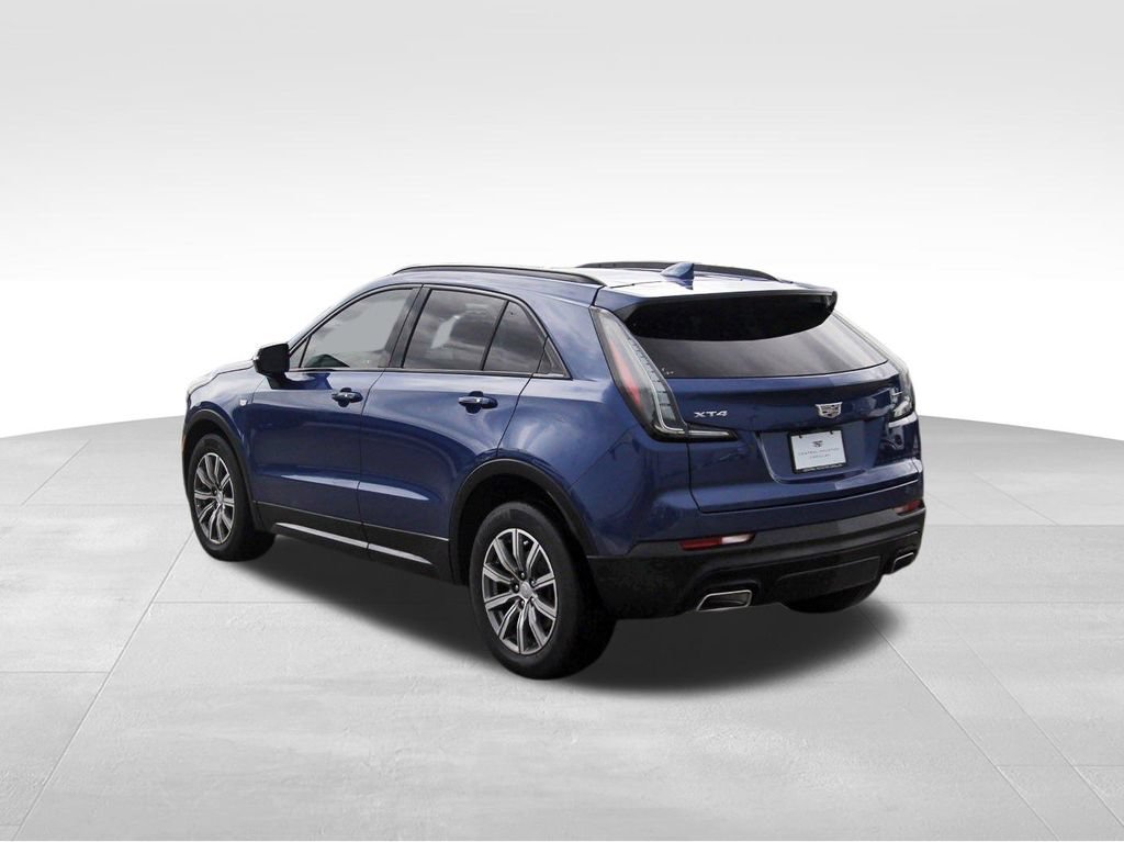 Used 2023 Cadillac XT4 Sport w/ Technology Package FWD image 3