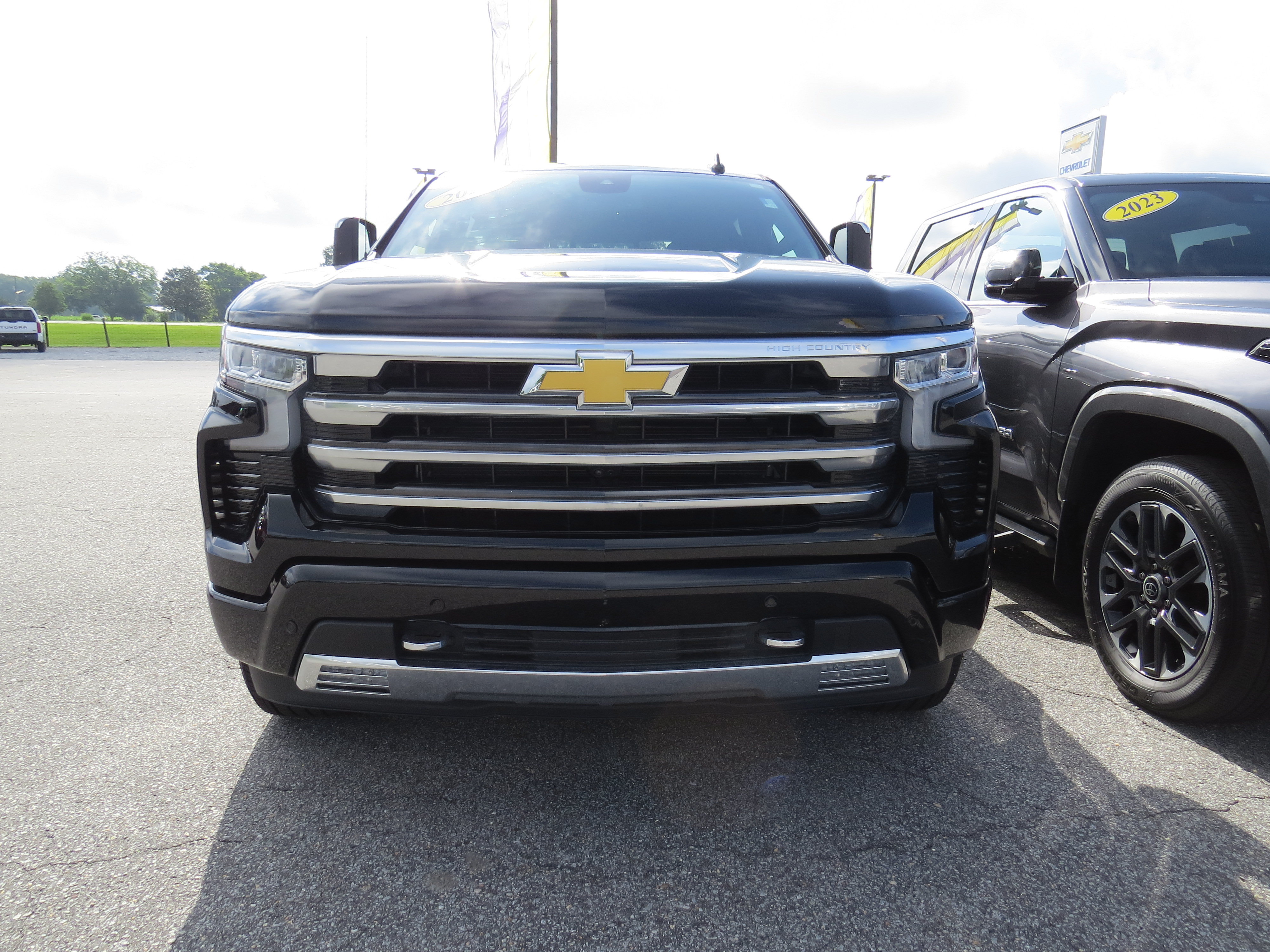 Used 2025 Chevrolet Silverado 1500 High Country w/ High Country Premium Package AWD/4WD image 3
