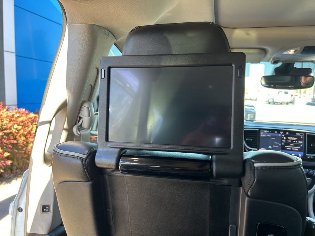 Used 2023 Chrysler Pacifica Limited w/ Uconnect Theater Family Group image 20