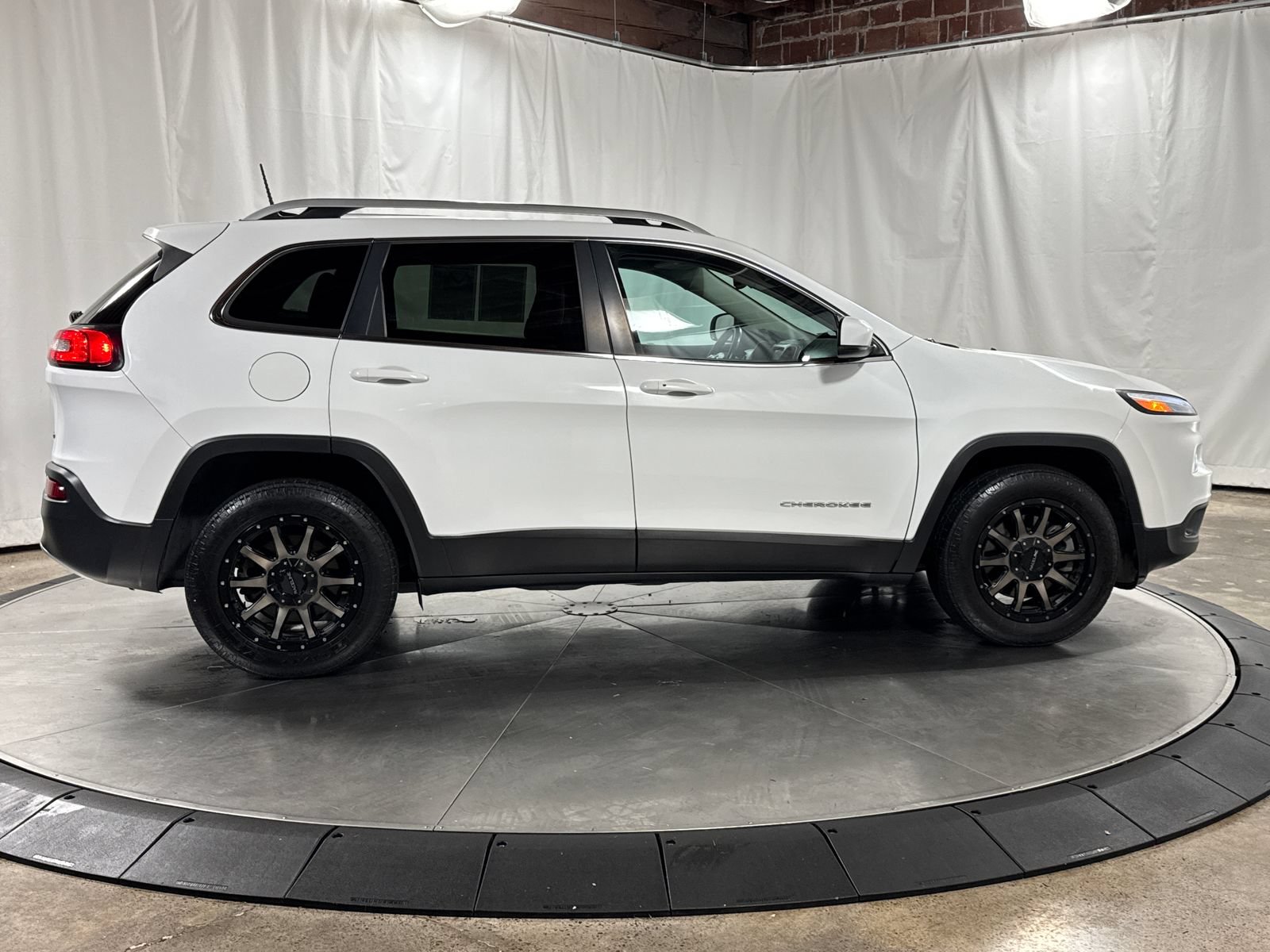 Used 2017 Jeep Cherokee Limited AWD/4WD image 6