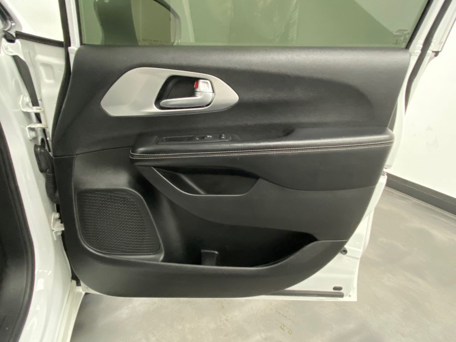 Used 2018 Chrysler Pacifica Limited w/ S Appearance Package FWD image 48