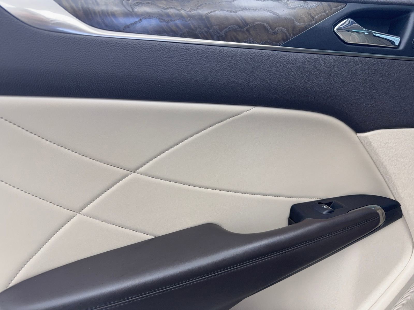 Used 2017 Lincoln MKC Reserve w/ Lincoln MKC Climate Package image 37