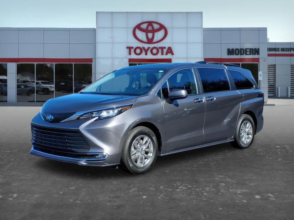Certified 2023 Toyota Sienna XLE image 1