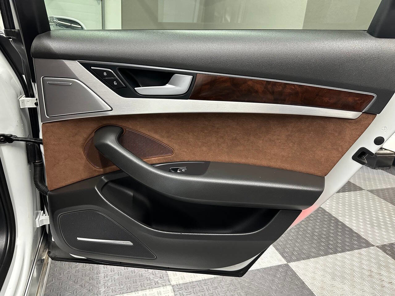 Used 2013 Audi A8 4.0T w/ Convenience Pkg image 21