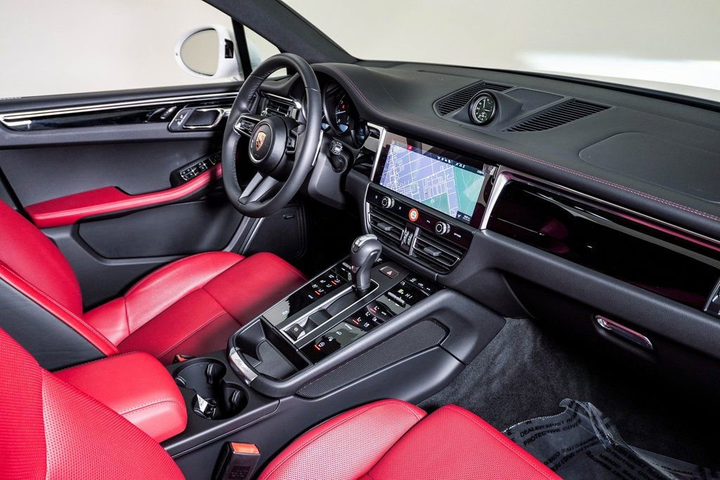Certified 2025 Porsche Macan image 14