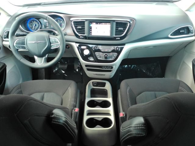 Used 2023 Chrysler Voyager LX FWD image 3