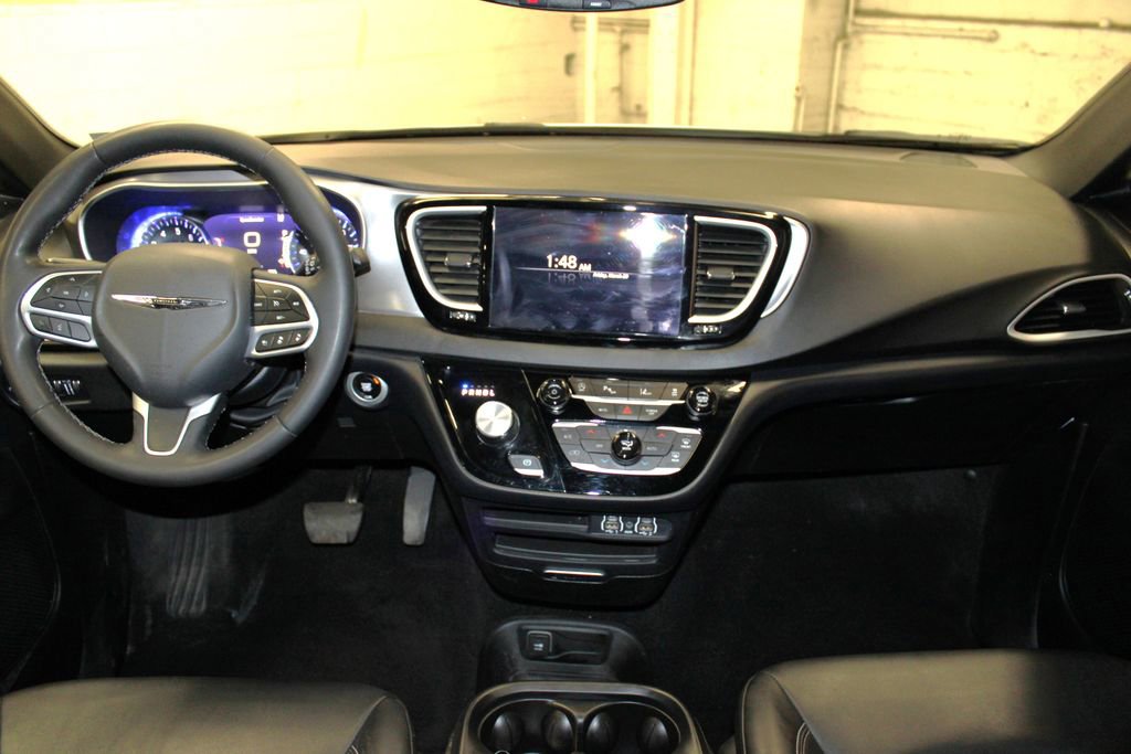 Used 2025 Chrysler Pacifica Select image 9