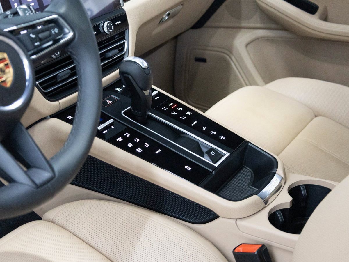 Certified 2025 Porsche Macan image 13