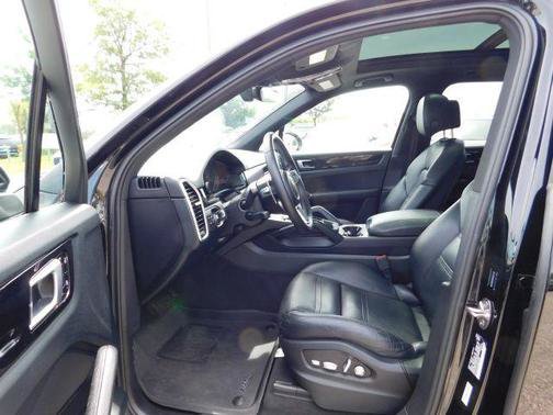 Used 2020 Porsche Cayenne AWD/4WD image 16