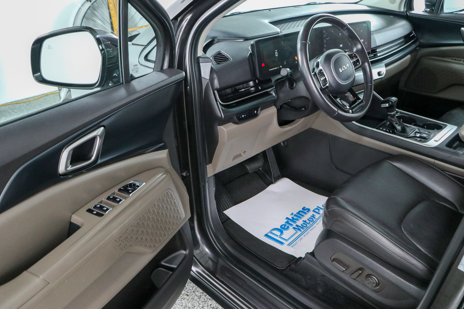 Used 2025 Kia Carnival FWD image 3