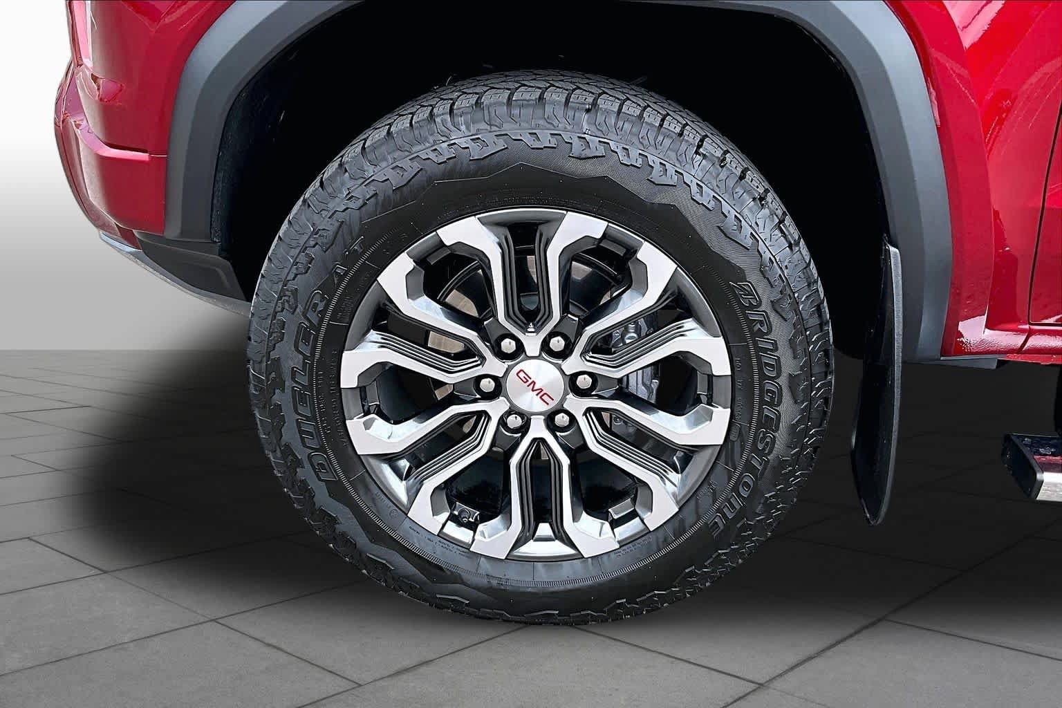 Used 2025 GMC Canyon Denali AWD/4WD image 11