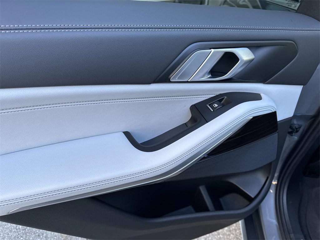 Used 2025 BMW X5 xDrive40i w/ Parking Assistance Package image 12