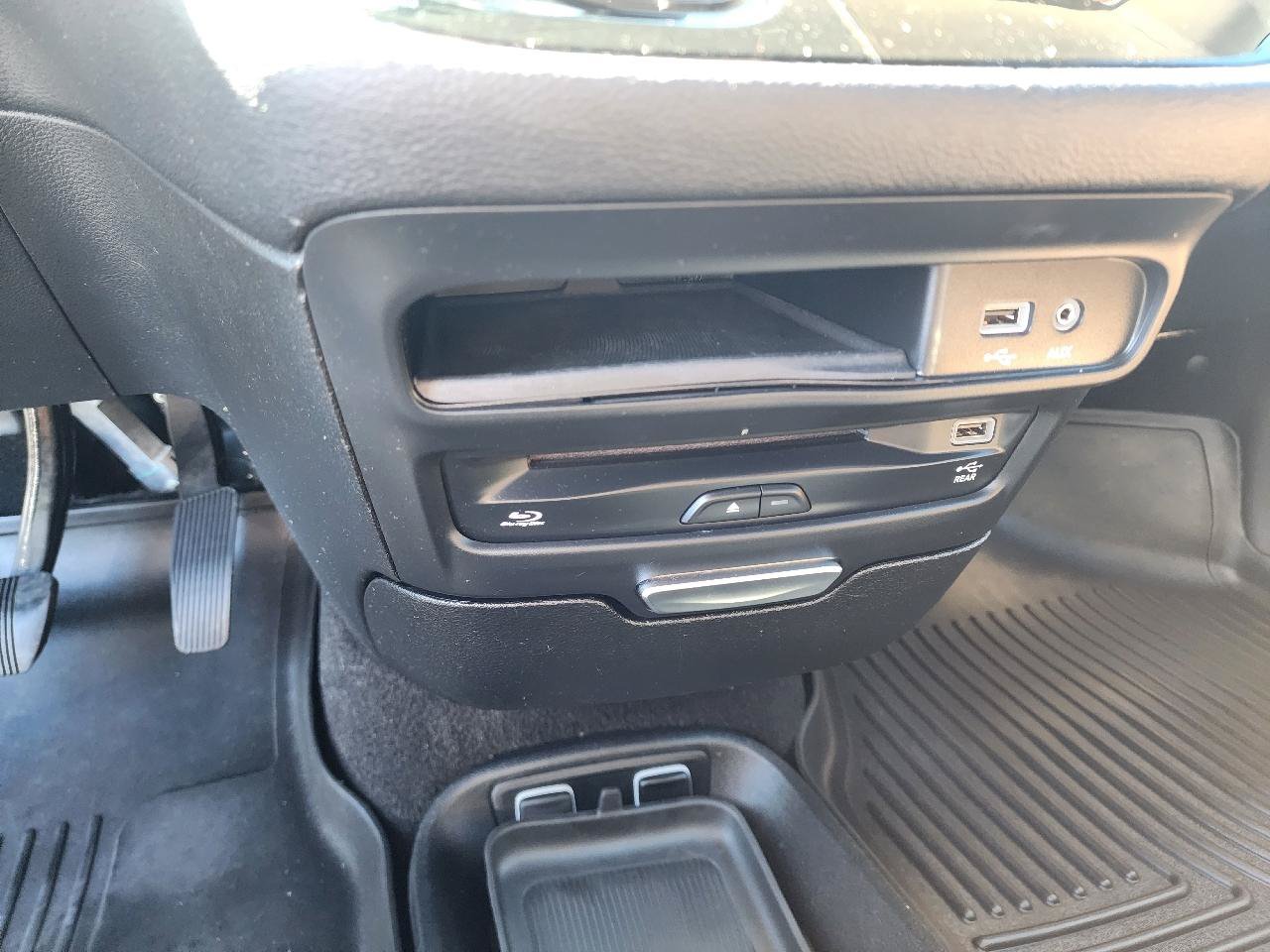 Used 2018 Chrysler Pacifica Limited w/ Advanced Safetytec Group FWD image 23