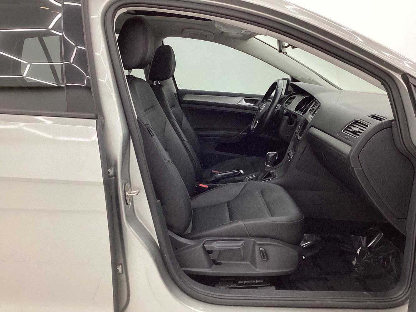 Used 2017 Volkswagen Golf Wolfsburg Edition image 15