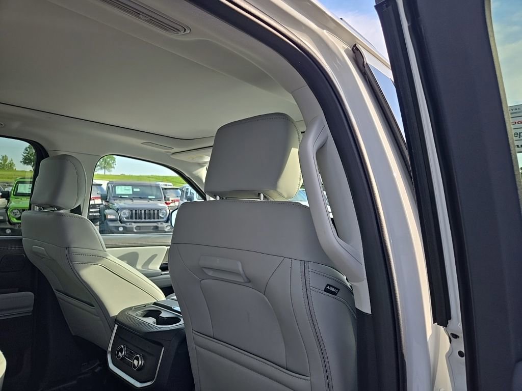 Used 2025 Ford Expedition Platinum w/ Driver's Package AWD/4WD image 86