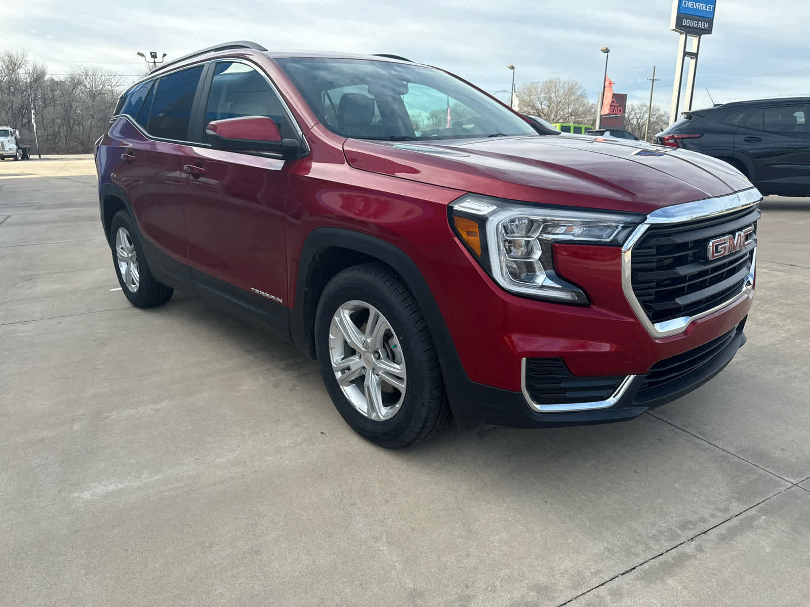 Used 2022 GMC Terrain SLE w/ Driver Convenience Package image 4