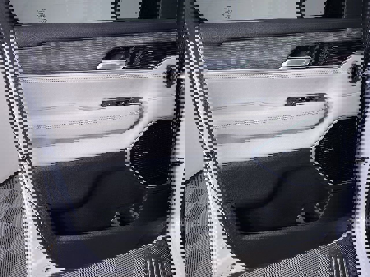 Used 2024 Jeep Wagoneer L Series III w/ Premium Group I image 13