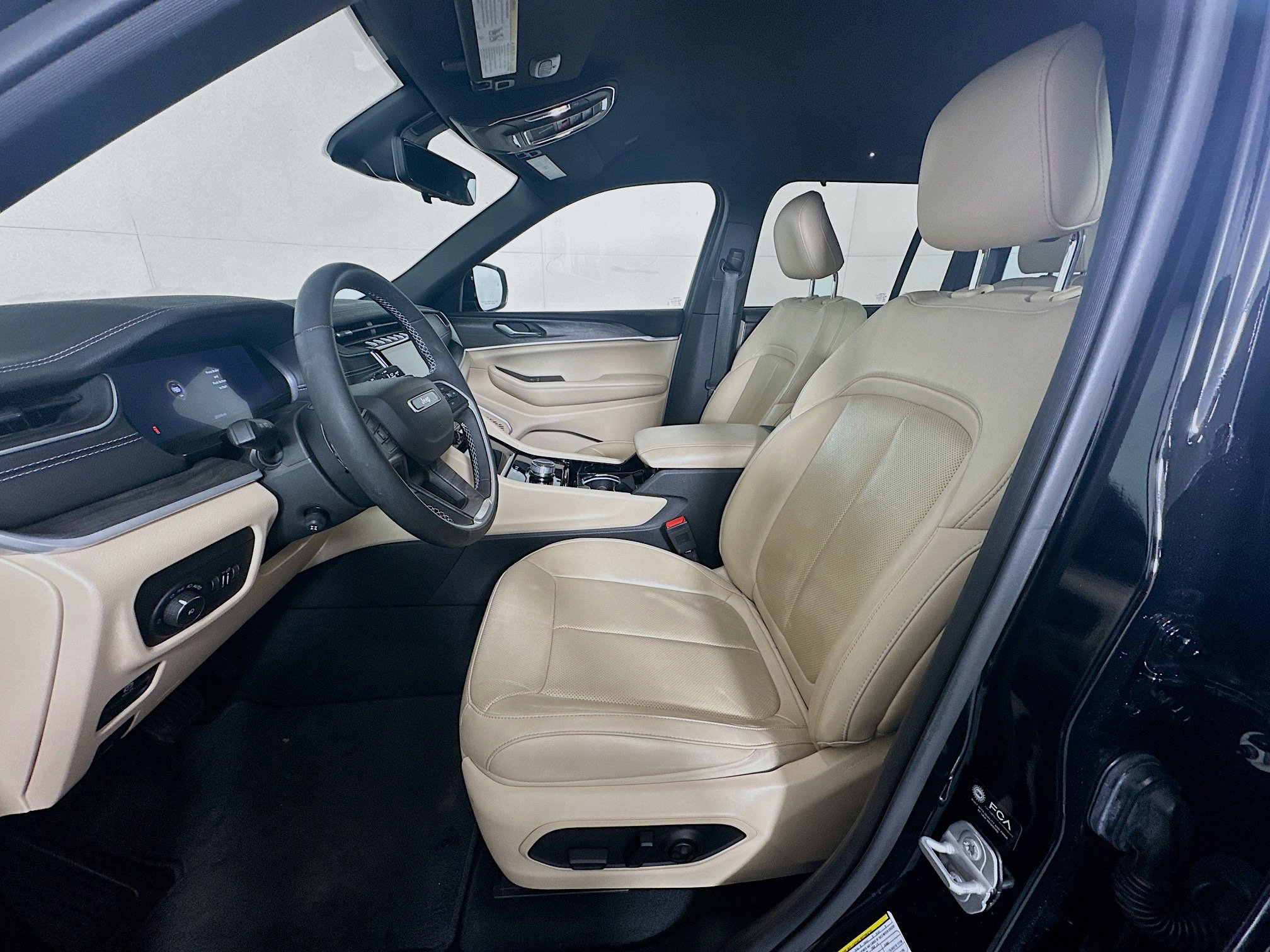 Used 2023 Jeep Grand Cherokee Limited w/ Luxury Tech Group II image 13