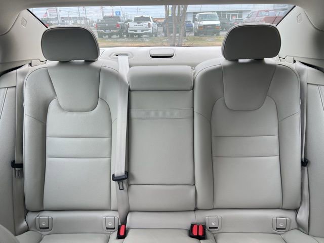 Used 2022 Volvo S60 B5 Momentum w/ Premium Package image 16