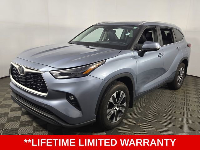 Used 2024 Toyota Highlander XLE image 3