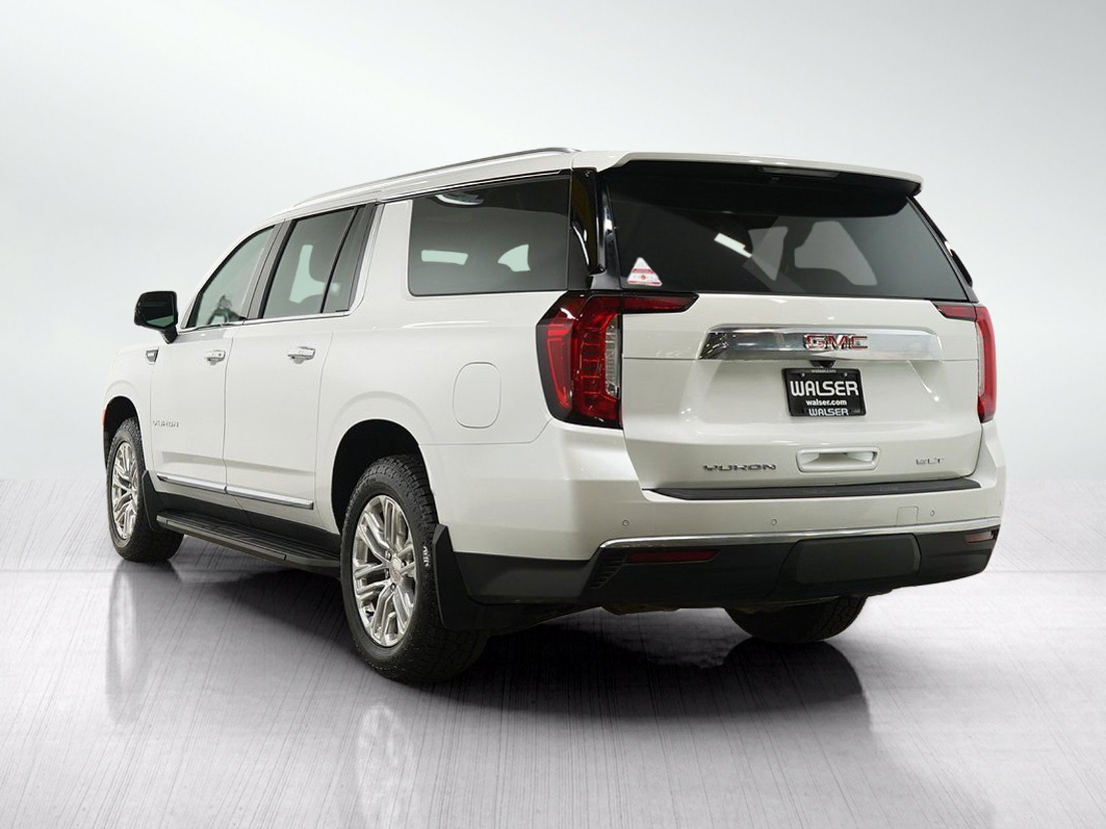 Used 2023 GMC Yukon XL SLT w/ SLT Luxury Package AWD/4WD image 3