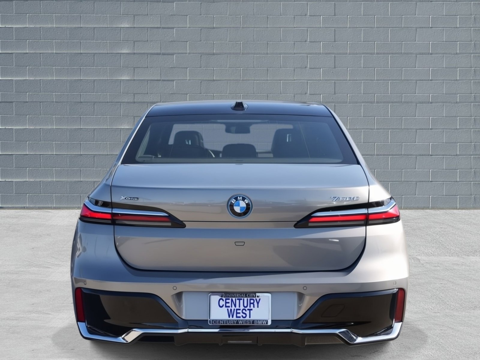 Used 2025 BMW 750e xDrive AWD/4WD image 4