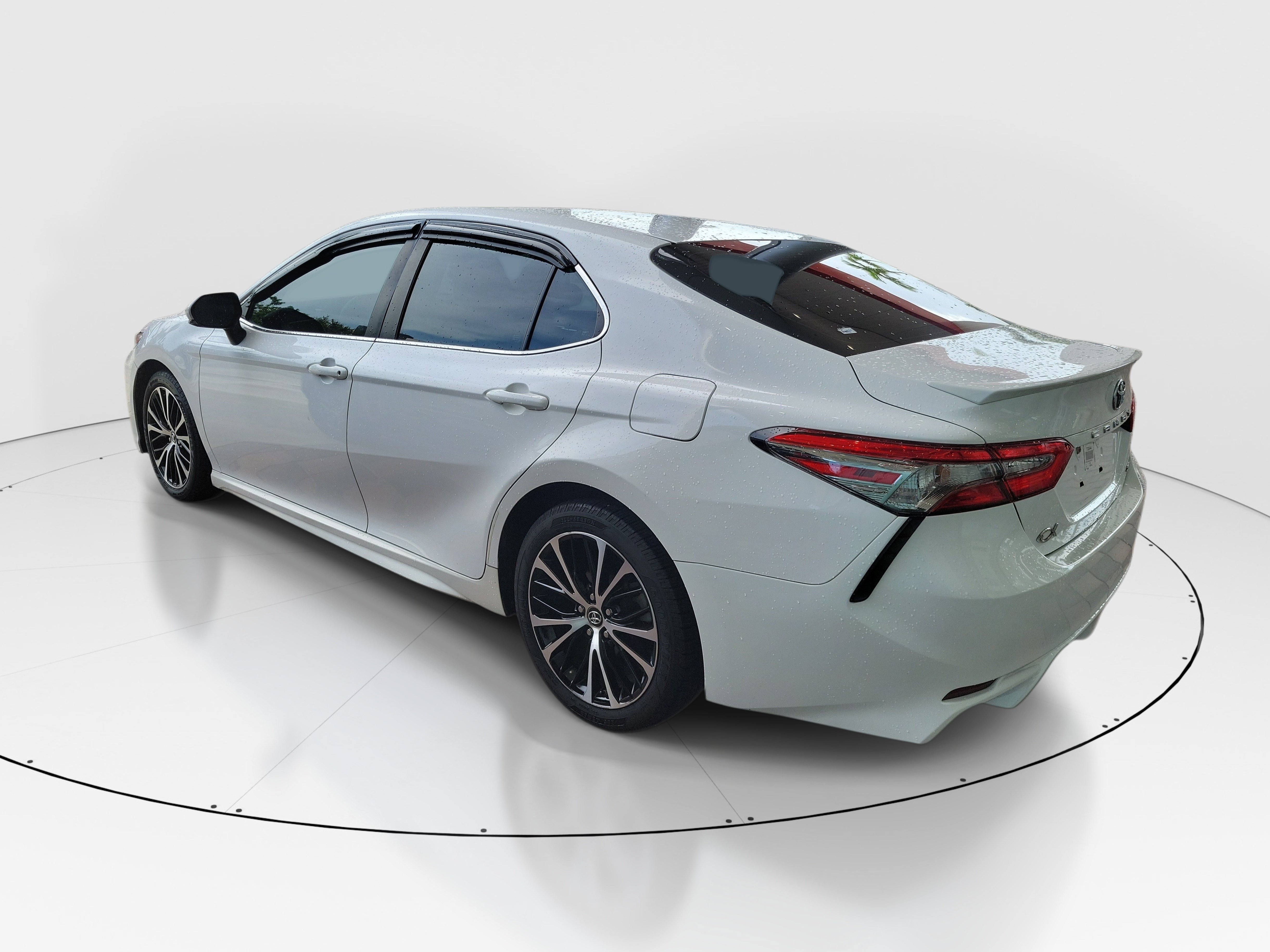 Used 2018 Toyota Camry SE w/ Convenience Package FWD image 4