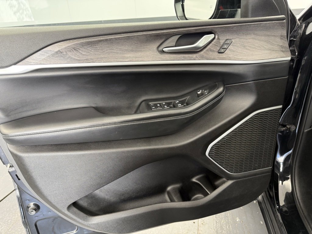 Used 2022 Jeep Grand Cherokee Limited image 23