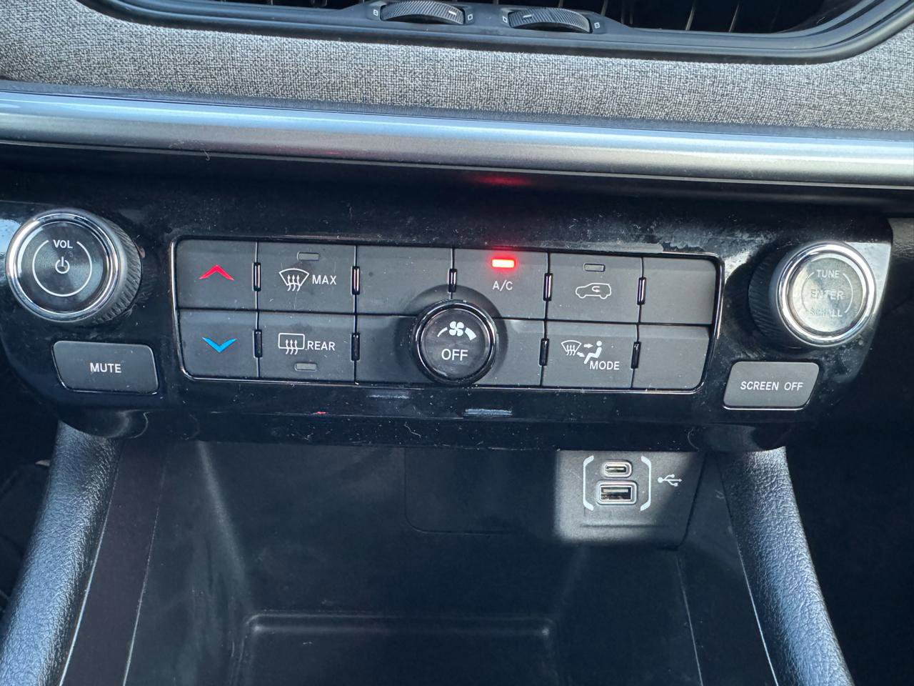 Used 2024 Jeep Compass Latitude w/ Sun and Sound Group image 23