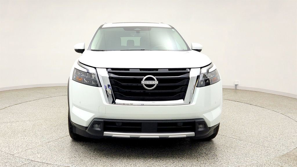 Used 2025 Nissan Pathfinder Platinum AWD/4WD image 2