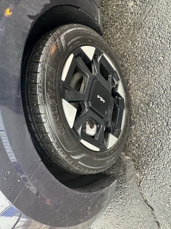 Used 2025 Kia Carnival EX image 21